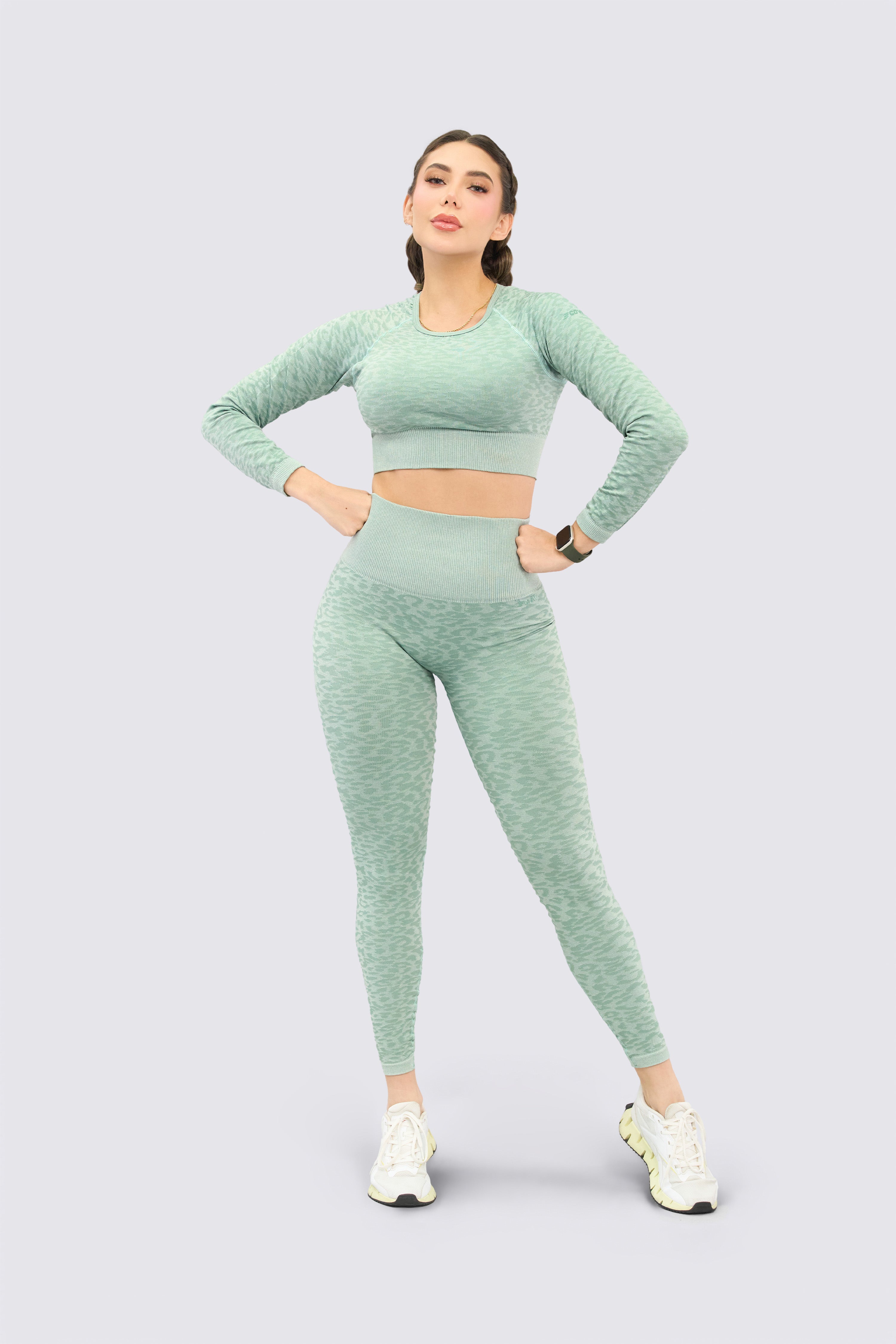 CGW Green Seamless Long Sleeve Crop Top – Activewear with Subtle Animal Print
