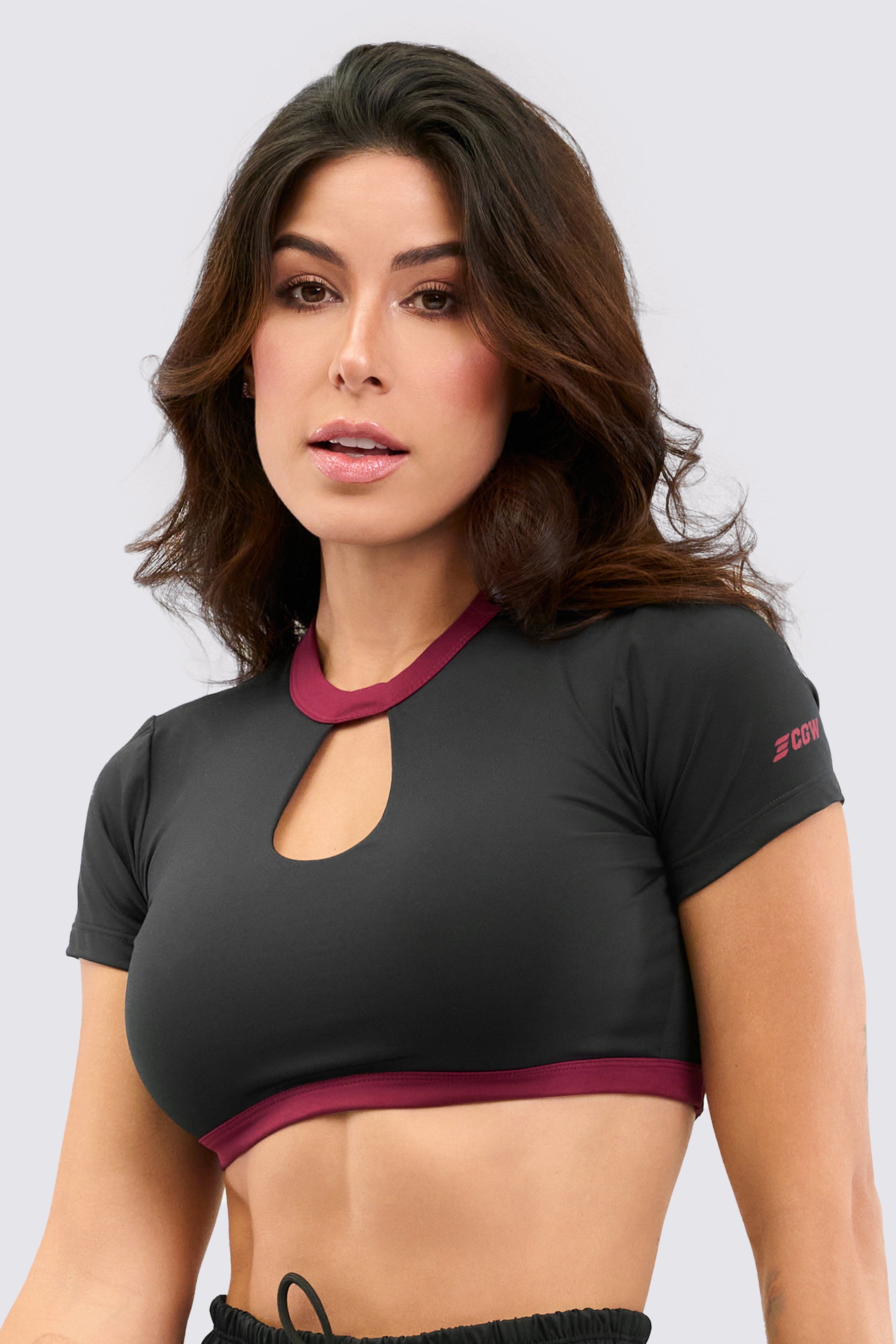 Black sporty crop top, with details in vinotinto color. Back neckline for greater breathability.