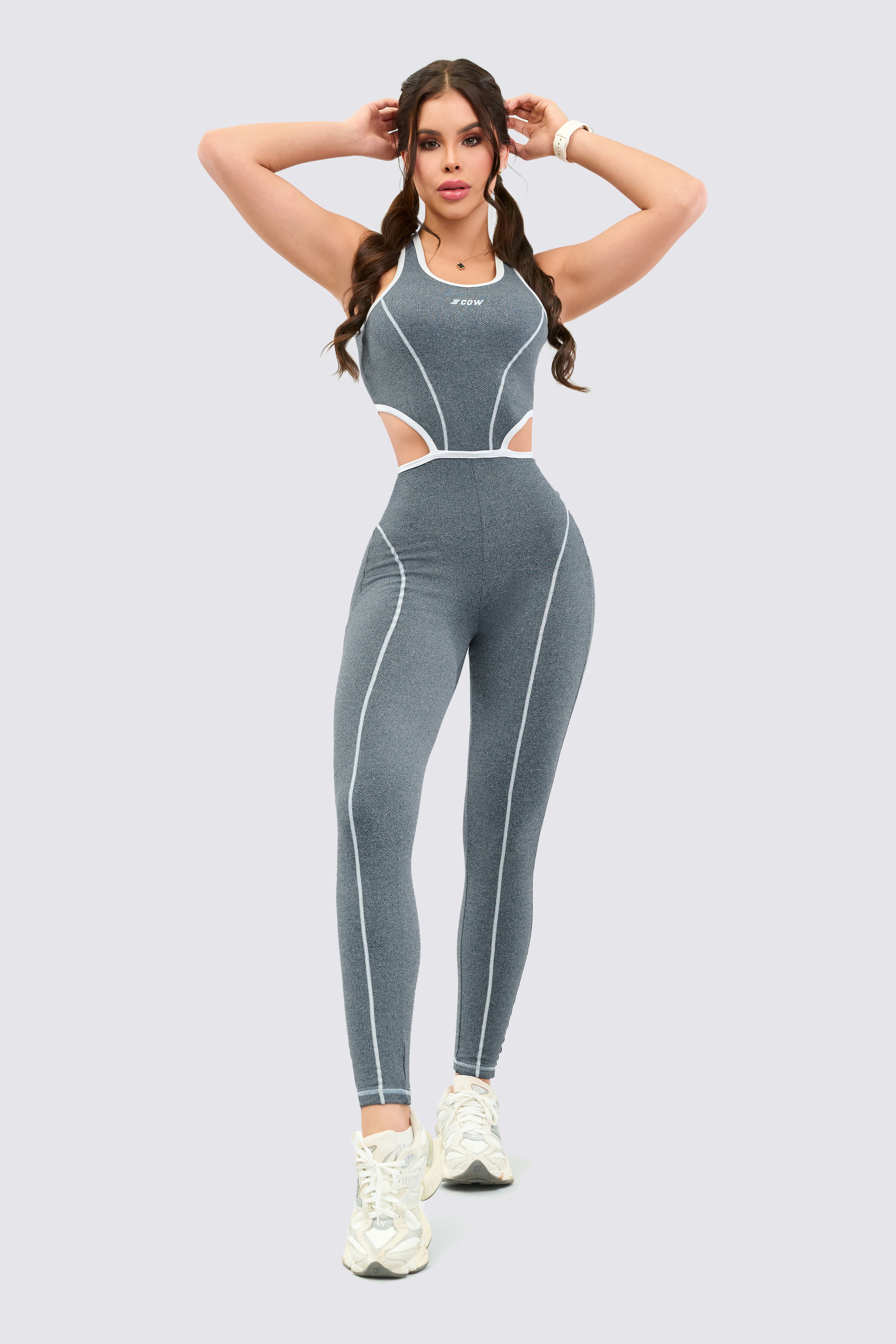 Seamless sporty bodysuit, with neckline and crossed straps in the back, strategic seams in white.