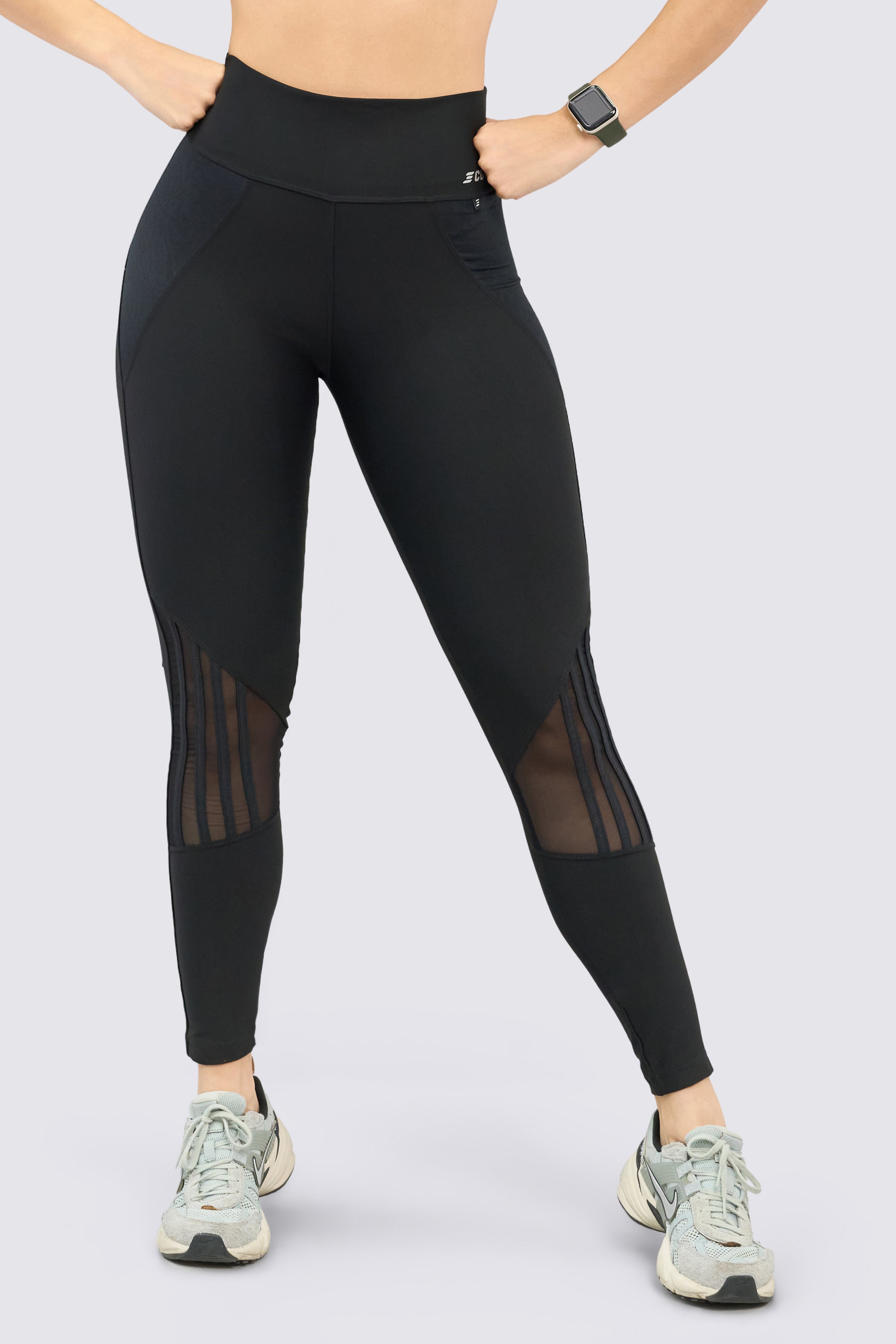 Black leggings, high waist, with mesh panels and a perfect fit. 