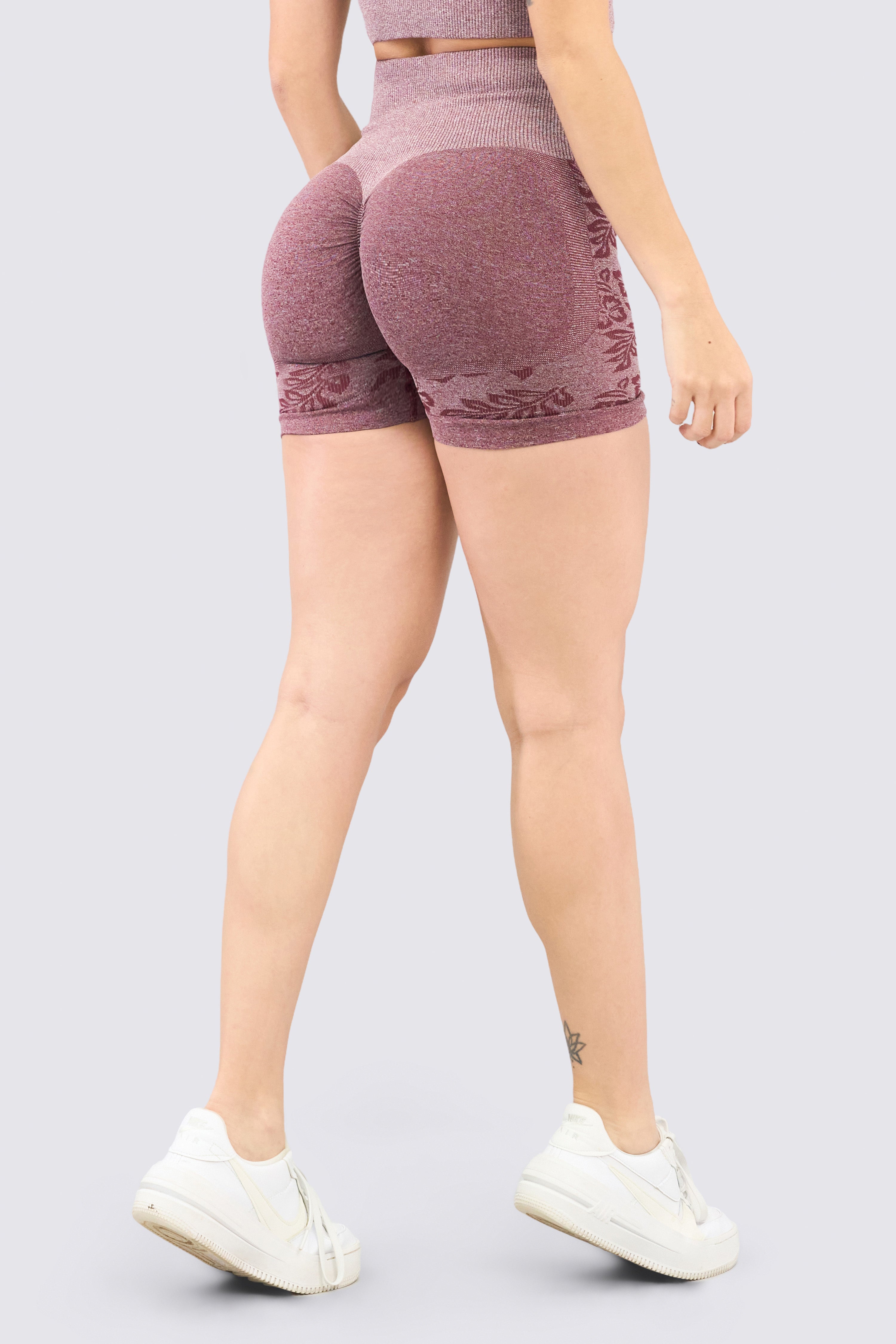Seamless shorts with floral pattern, high waist, and push-up effect. 