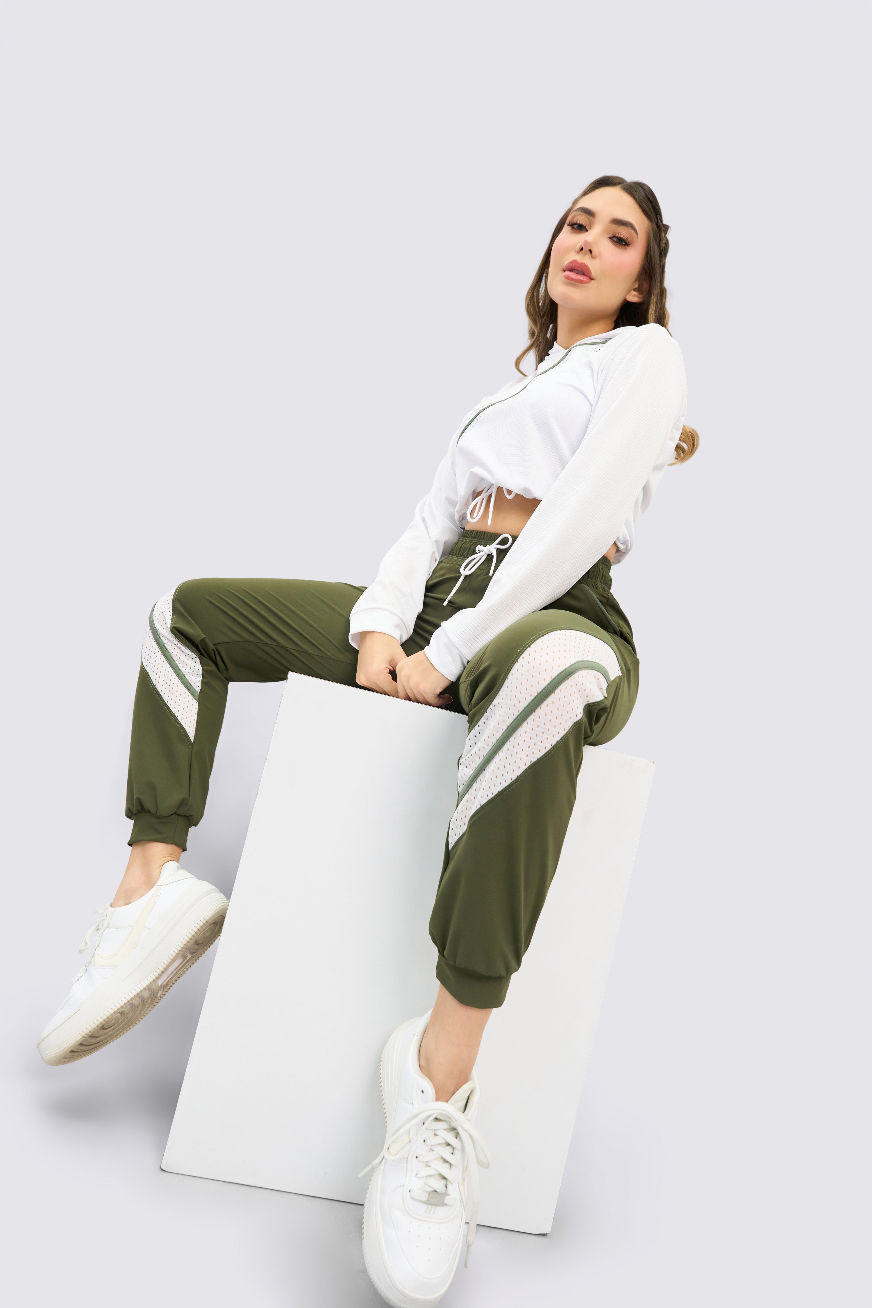 CGW Women’s White Sports Hoodie – Cropped Lightweight Design